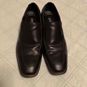 Men’s pleather heeled dress shoe